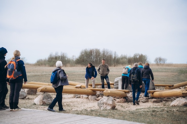 Gids Jānis Zariņš piedāvā izzinošu pārgājienu «Ainažiem–100». Foto: Lauma Dūmiņa (Foto feja) 391479