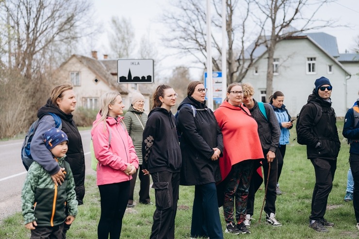 Gids Jānis Zariņš piedāvā izzinošu pārgājienu «Ainažiem–100». Foto: Lauma Dūmiņa (Foto feja) 391485