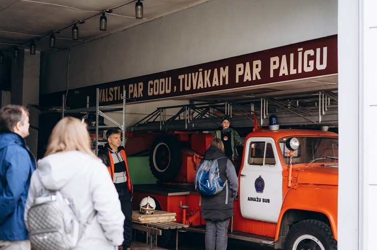 Gids Jānis Zariņš piedāvā izzinošu pārgājienu «Ainažiem–100». Foto: Lauma Dūmiņa (Foto feja) 391491