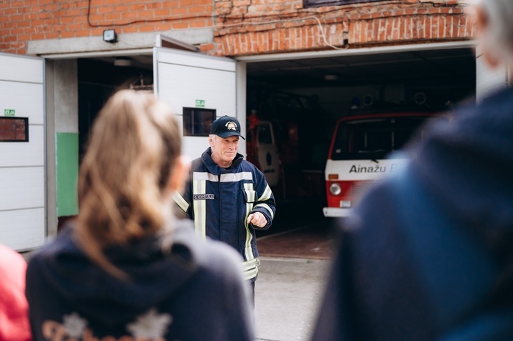 Gids Jānis Zariņš piedāvā izzinošu pārgājienu «Ainažiem–100». Foto: Lauma Dūmiņa (Foto feja) 391492