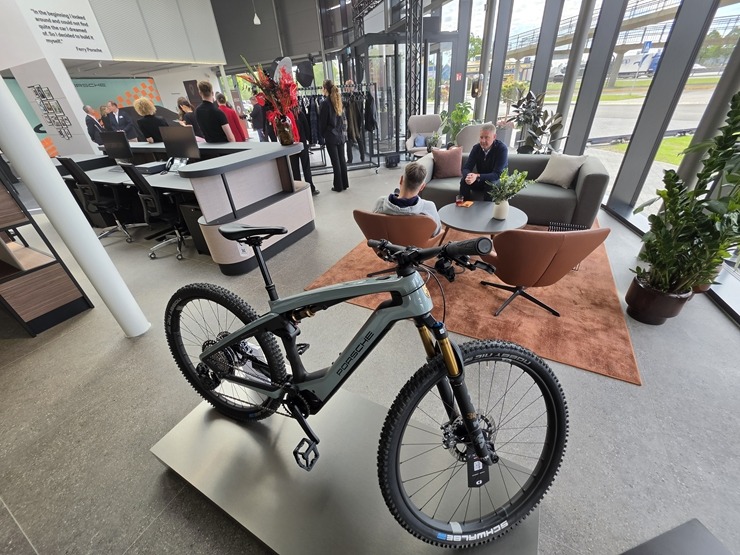 Pārdaugavā tiek atklāts jaunais «Porsche centrs Lidosta» 392411