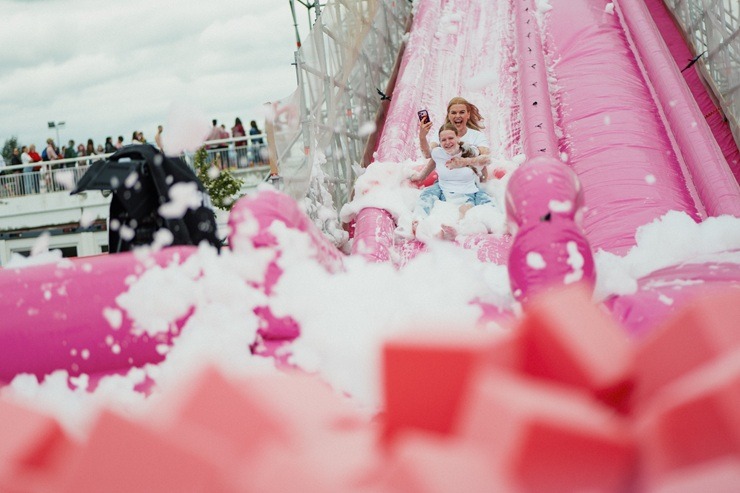 Viļņa iekrāsojas rozā krāsā - sācies aukstās zupas festivāls 392637