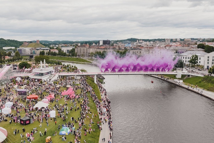 Viļņa iekrāsojas rozā krāsā - sācies aukstās zupas festivāls 392647
