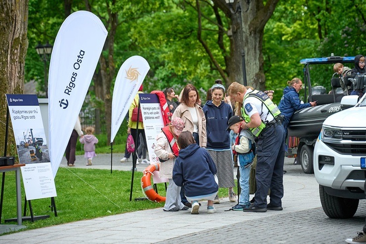 Rīdzinieki pulcējas Ziemeļblāzmas Bērnu svētkos 392882
