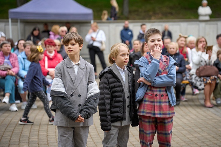 Rīdzinieki pulcējas Ziemeļblāzmas Bērnu svētkos 392873