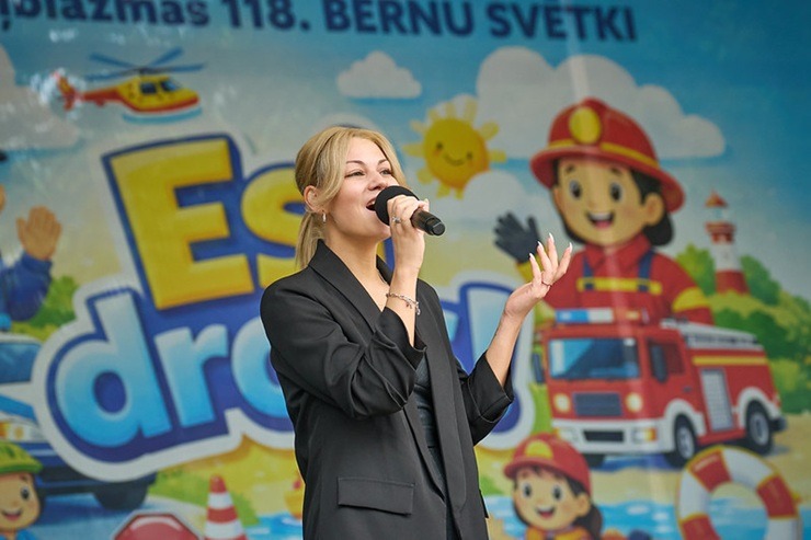Rīdzinieki pulcējas Ziemeļblāzmas Bērnu svētkos 392875