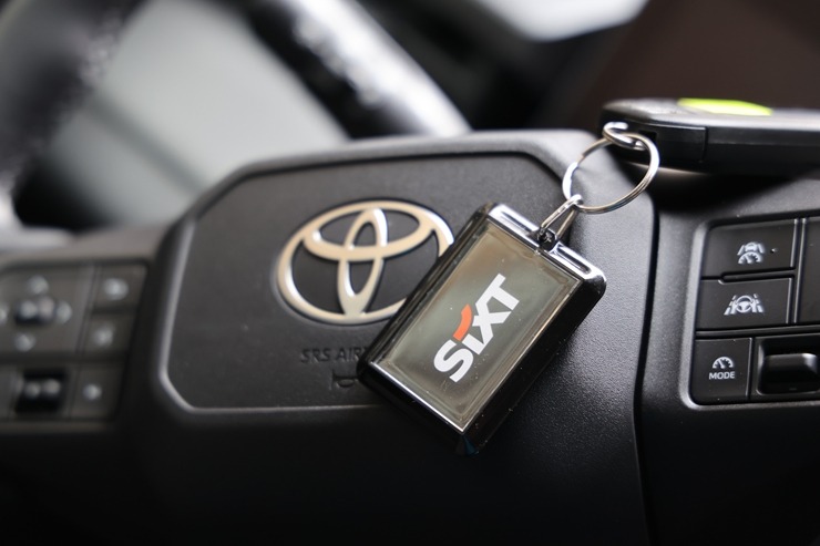 Sadarbībā ar «SIXT Latvia» un «Toyota RAV4» (no 30 eiro dienā) apmeklējam vasaras Lielo gadatirgu Vērmanes dārzā 394361