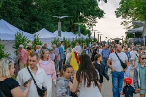 Saulgriežu elpa pilsētvidē – Ventspils Jāņu rotās - Foto