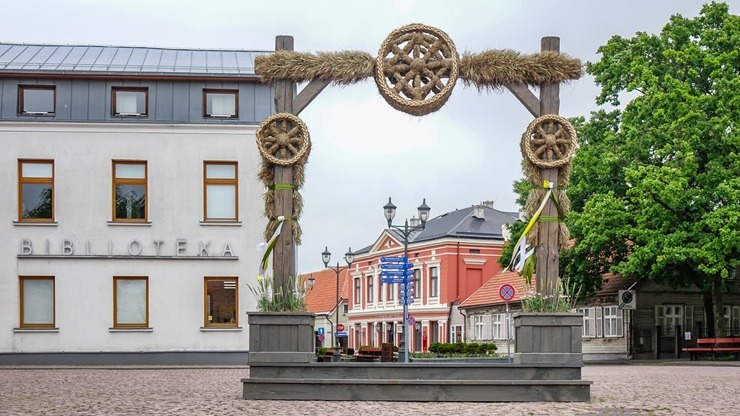 Saulgriežu elpa pilsētvidē – Ventspils Jāņu rotās 394645