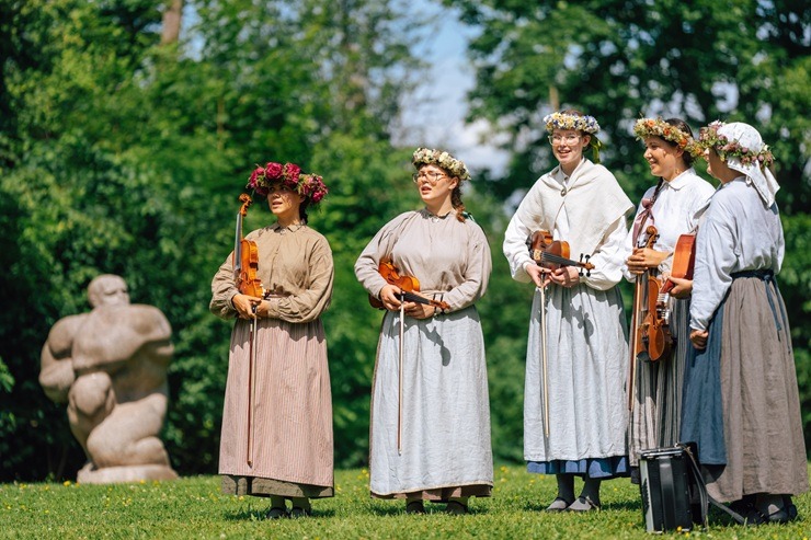 Turaidas muzejrezervātā ar dziesmām, darbnīcām un saulgriežu rituāliem aizvadīta Jāņu diena 394667