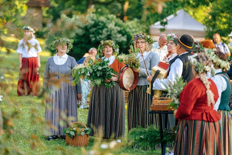 Turaidas muzejrezervātā ar dziesmām, darbnīcām un saulgriežu rituāliem aizvadīta Jāņu diena 394670