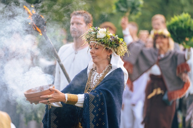 Turaidas muzejrezervātā ar dziesmām, darbnīcām un saulgriežu rituāliem aizvadīta Jāņu diena 394654