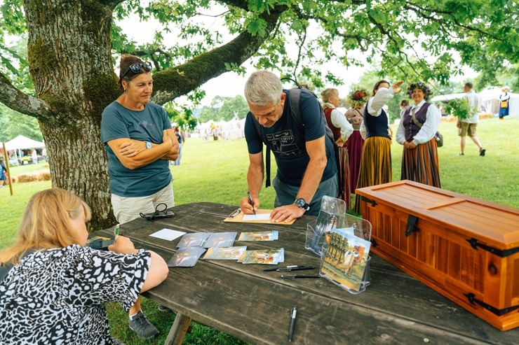 Turaidas muzejrezervātā ar dziesmām, darbnīcām un saulgriežu rituāliem aizvadīta Jāņu diena 394660