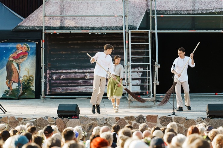 Skatām brīvdabas izrādi «Skroderdienas Silmačos» Siguldas pilsdrupu estrādē. Foto: Zane Magone 394712