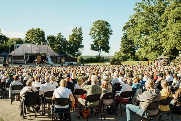Skatām brīvdabas izrādi «Skroderdienas Silmačos» Siguldas pilsdrupu estrādē. Foto: Zane Magone 394706