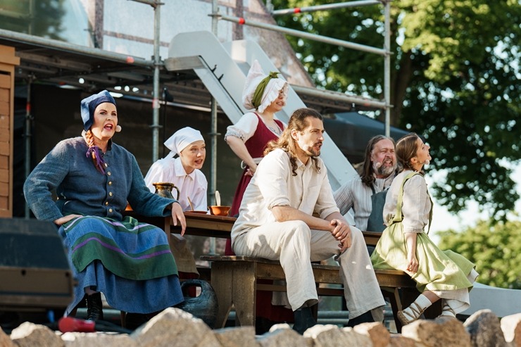 Skatām brīvdabas izrādi «Skroderdienas Silmačos» Siguldas pilsdrupu estrādē. Foto: Zane Magone 394707