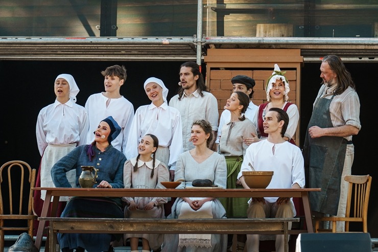 Skatām brīvdabas izrādi «Skroderdienas Silmačos» Siguldas pilsdrupu estrādē. Foto: Zane Magone 394709
