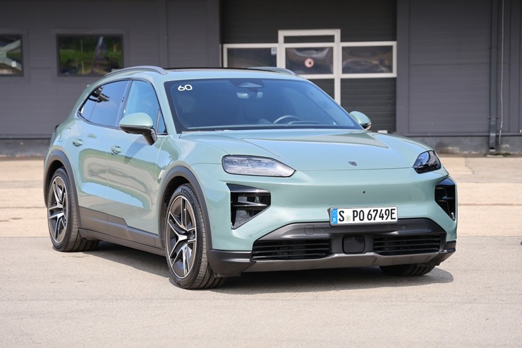 «Cayenne Road Show 2026» ietvaros dažādās trasēs iepazīstam jauno «Porsche Cayenne Electric» un «Porsche 911» modeļus 395298