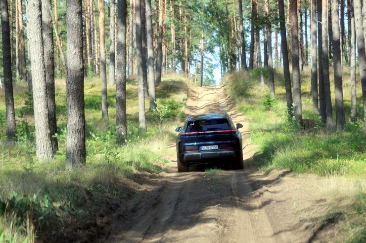 «Cayenne Road Show 2026» ietvaros dažādās trasēs iepazīstam jauno «Porsche Cayenne Electric» un «Porsche 911» modeļus 395285
