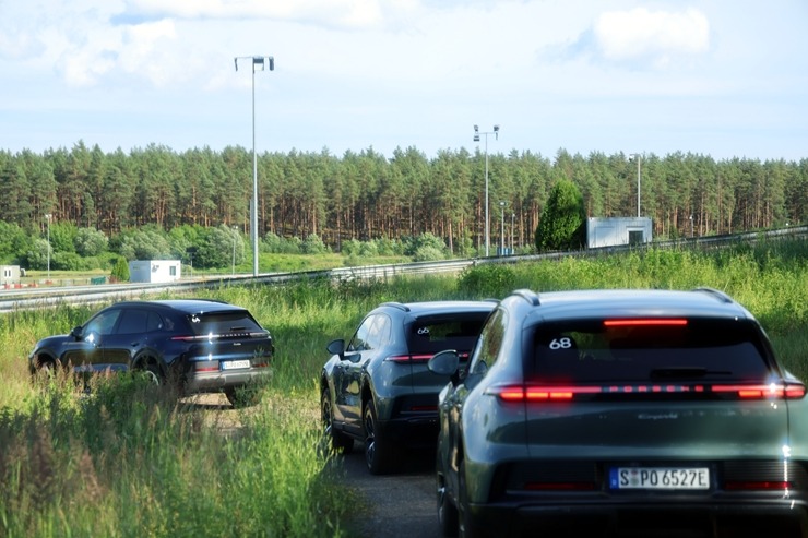 «Cayenne Road Show 2026» ietvaros dažādās trasēs iepazīstam jauno «Porsche Cayenne Electric» un «Porsche 911» modeļus 395287