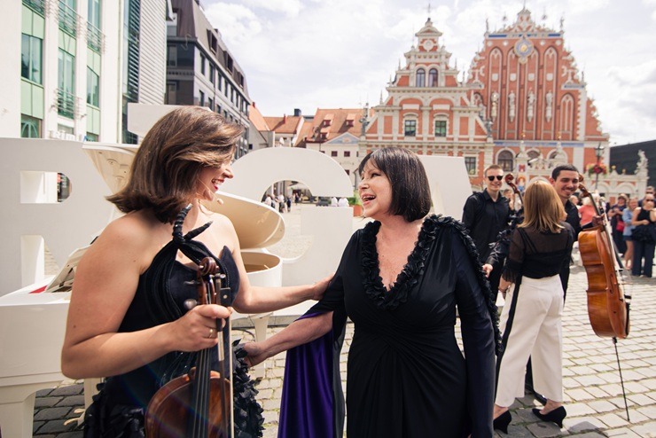 «Gala Galante. Viva La Musica!» mākslinieki pārvērš Vecrīgu par neparastu skatuvi 395368