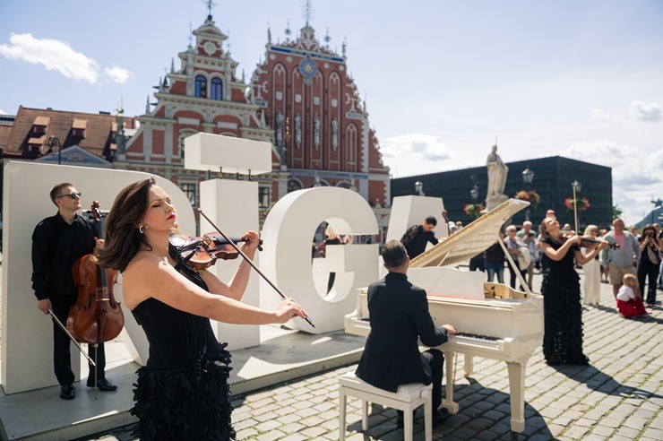 «Gala Galante. Viva La Musica!» mākslinieki pārvērš Vecrīgu par neparastu skatuvi 395363