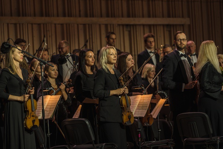 Uz «Pūt, vējiņi!» skatuves tiekas ar latviešu vijolniece Kristīne Balanas un franču pianists Likā Debargs 395387