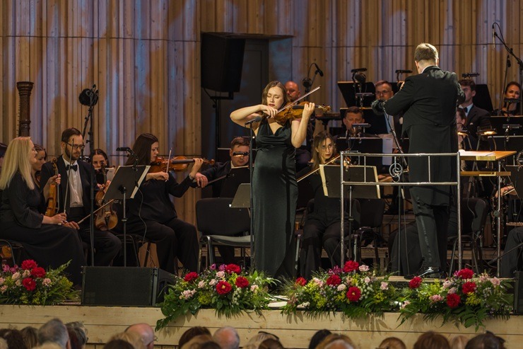 Uz «Pūt, vējiņi!» skatuves tiekas ar latviešu vijolniece Kristīne Balanas un franču pianists Likā Debargs 395379