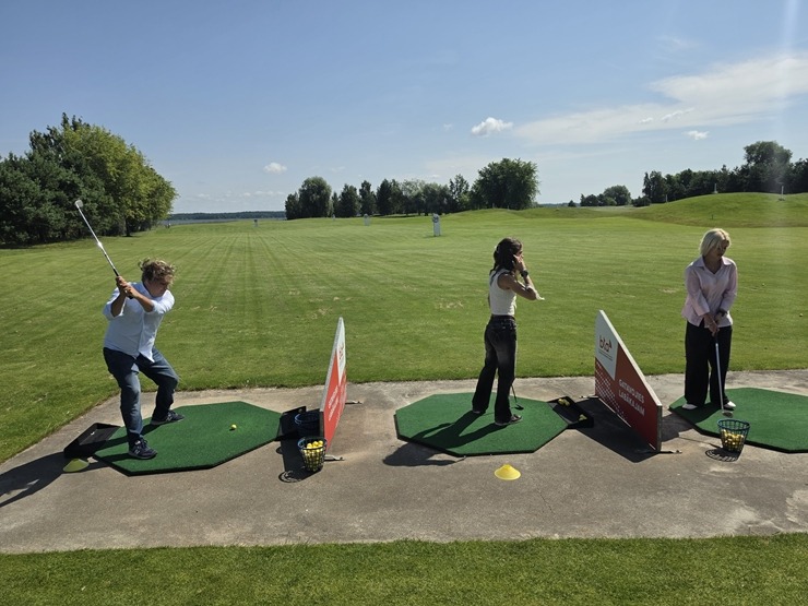«Samsung» rīko aktīvu mediju dienu Rīgas golfa klubā «Ozo Golf Club» 395639