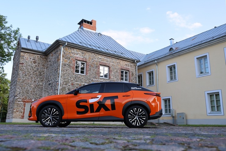 Sadarbībā ar «SIXT Latvia» un «Lexus RZ 500e» (no 855 eiro mēnesī) apceļojam Krustpili un Preiļu novadu 395855