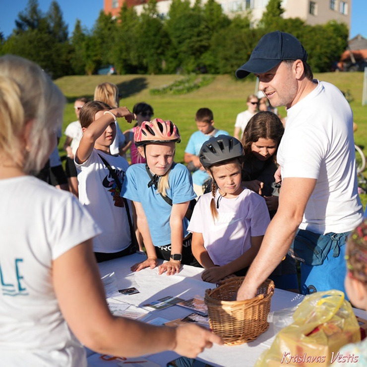 Aktīvisti iepazīst Krāslavas novadu ar velo 395907
