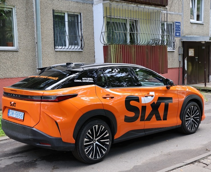 Sadarbībā ar «SIXT Latvia» un «Lexus RZ 500e» (no 850 eiro mēnesī) iepazīstam Ķengaraga režģotos logus 395953