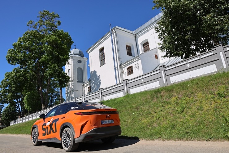 Sadarbībā ar «SIXT Latvia» un «Lexus RZ 500e» (no 850 eiro mēnesī) apceļojam Krāslavas novadā 395961