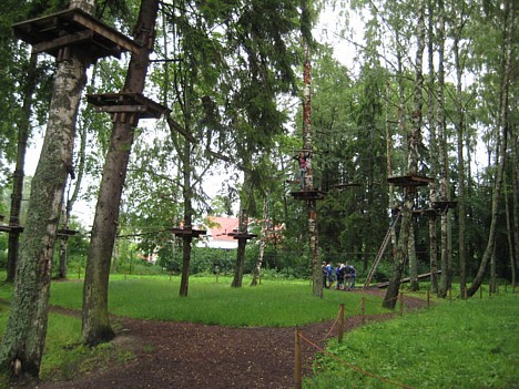 Pirmajās trijās trasēs drīkst doties , ja auguma garums sasniedz 1,15 m, savukārt atlikušajās - ja 1,40 m Pirmajās trijās trasēs drīkst doties , ja auguma garums sasniedz 1,15 m, savukārt atlikušajās - ja 1,40 m 25881