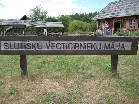Muzeja fonda materiālos Slutišķi kā ciems ir minēts jau 1745.gadā. Tajā var apskatīt zemnieku mājokļa celšanas tradīcijas Muzeja fonda materiālos Slutišķi kā ciems ir minēts jau 1745.gadā. Tajā var apskatīt zemnieku mājokļa celšanas tradīcijas 26274