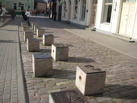 Latvijas 1.Rokkafejnīcai blakus izvietota Latvijas mūziķu Slavas aleja - 35 plāksnes ar mūziķu plaukstu atlējumiem bronzā, 10 plāksnes esošām un bijuš Latvijas 1.Rokkafejnīcai blakus izvietota Latvijas mūziķu Slavas aleja - 35 plāksnes ar mūziķu plaukstu atlējumiem bronzā, 10 plāksnes esošām un bijuš 27462