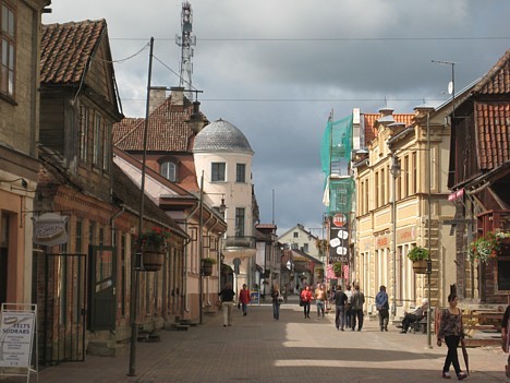 Savdabīgā Liepājas iela, kuru ieskauj dažāda vecuma mājas. Tā parāda ēku arhitektūras stilu attīstību 17.-20.gs Savdabīgā Liepājas iela, kuru ieskauj dažāda vecuma mājas. Tā parāda ēku arhitektūras stilu attīstību 17.-20.gs 27506