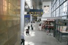 Uz pilsētu no lidostas visātrāk ir doties ar metro, kur biļeti var iegādāties ar bankas automāta naudas karti un jāmaksā par vienu braucienu aptuveni  7