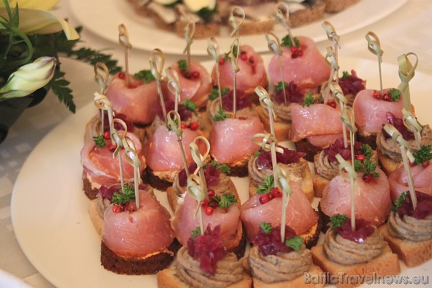 Meža gaļas aknu pastēte ar sarkano sīpolu confit un grauzdēta kanapē ar auksti kūpinātu šķinķi un augu krēmu Meža gaļas aknu pastēte ar sarkano sīpolu confit un grauzdēta kanapē ar auksti kūpinātu šķinķi un augu krēmu 43487