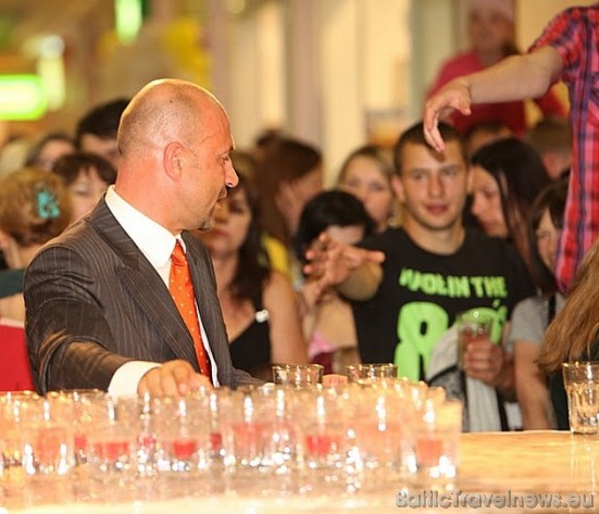 Bacardi Mojito kokteiļa recepte: mazajās glāzēs tika pildīts Bacardi gaišais rums ar Monin zemeņu masu un piparmētru sīrupu, bet lielajās glāzēs tika Bacardi Mojito kokteiļa recepte: mazajās glāzēs tika pildīts Bacardi gaišais rums ar Monin zemeņu masu un piparmētru sīrupu, bet lielajās glāzēs tika 44813