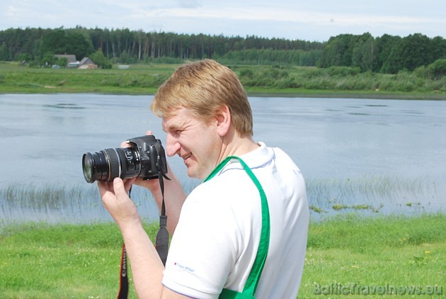 Ceļotājus caur objektīvu novēroja un pa kluso vērtēja šmakovku BalticTravelnews.com direktors Aivars Mackevičs Foto: Gita Pāvule Ceļotājus caur objektīvu novēroja un pa kluso vērtēja šmakovku BalticTravelnews.com direktors Aivars Mackevičs Foto: Gita Pāvule 45612