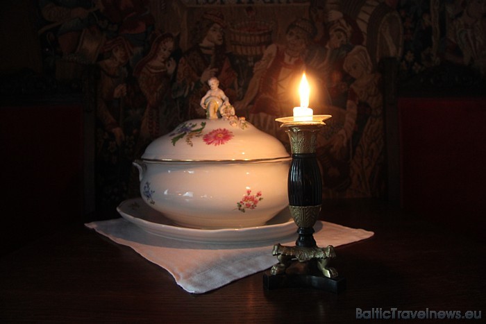 Kukšu muižas rīcībā ir antīka porcelāna, vērtīgu glāžu, sudraba un zelta galda piederumu kolekcija Kukšu muižas rīcībā ir antīka porcelāna, vērtīgu glāžu, sudraba un zelta galda piederumu kolekcija 46143