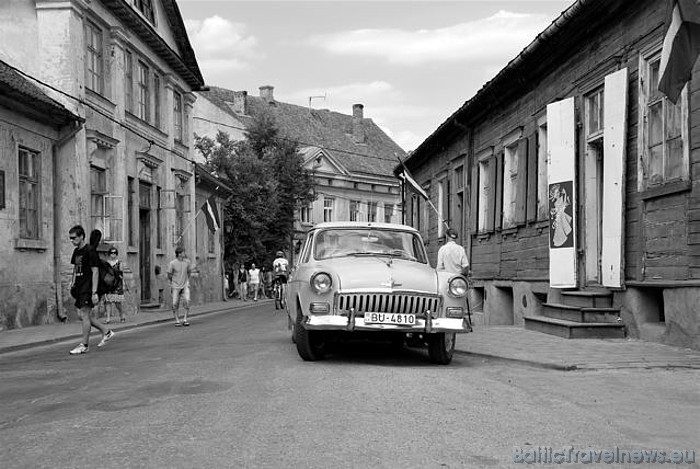 Lai piesaistītu viesu uzmanību jaunizveidotam padomju laiku lietu privātmuzejam, tā īpašnieks Meinards Mētelis Baznīcas ielā 14 novietojis savu retro Lai piesaistītu viesu uzmanību jaunizveidotam padomju laiku lietu privātmuzejam, tā īpašnieks Meinards Mētelis Baznīcas ielā 14 novietojis savu retro 47339