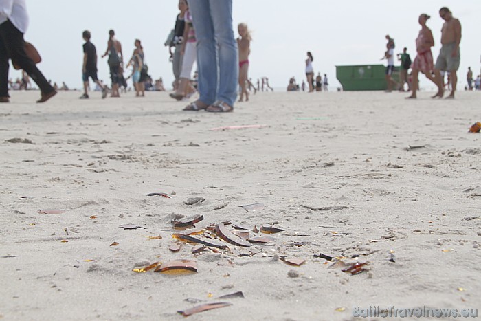 Baltic Beach Party apkārtējā pludmale ir pilna ar sasistām pudelēm. Pludmalē ir jābūt ļoti uzmanīgiem, jo pēc nakts pasākumiem stikli netiek novākti! Baltic Beach Party apkārtējā pludmale ir pilna ar sasistām pudelēm. Pludmalē ir jābūt ļoti uzmanīgiem, jo pēc nakts pasākumiem stikli netiek novākti! 47515