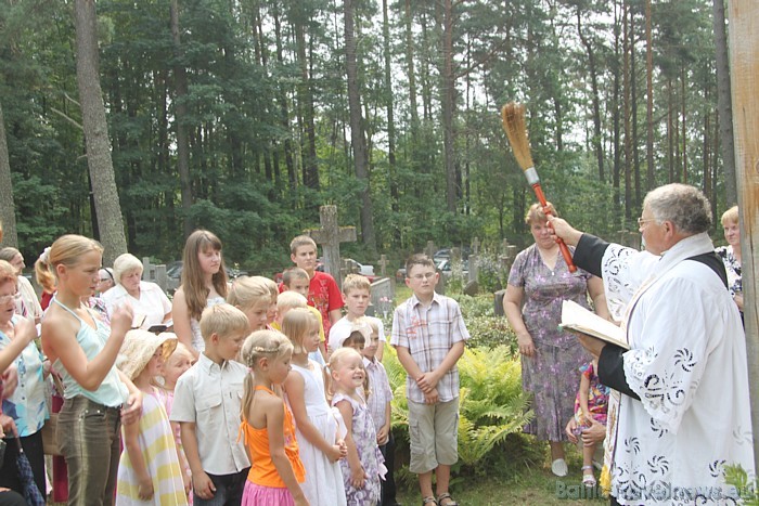 Kapusvētkos svētību saņem bērni, kuri lielākā daļā vairs nav vietējie, bet gan vecmāmiņu un vectētiņu apciemotāji Kapusvētkos svētību saņem bērni, kuri lielākā daļā vairs nav vietējie, bet gan vecmāmiņu un vectētiņu apciemotāji 48083
