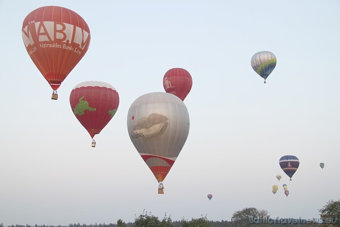 12. Gaisa balonu festivālā LMT Kauss 2010 sacensībās piedalījās 30 gaisa baloni gan no Latvijas, gan ārvalstīm 12. Gaisa balonu festivālā LMT Kauss 2010 sacensībās piedalījās 30 gaisa baloni gan no Latvijas, gan ārvalstīm 48231