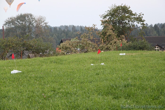 Ar īpašiem karodziņiem tiek atzīmēti no gaisa baloniem izmesties vēstījumi 48261