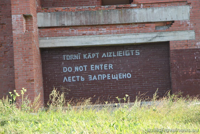 Tornis vecs un bīstams, tāpēc vietā, kur vismaz reizi pabijis katrs sevi cienošs latvietis, nemaz nav iespējams uzkāpt skatu tornī un pavērties apkārt Tornis vecs un bīstams, tāpēc vietā, kur vismaz reizi pabijis katrs sevi cienošs latvietis, nemaz nav iespējams uzkāpt skatu tornī un pavērties apkārt 48309