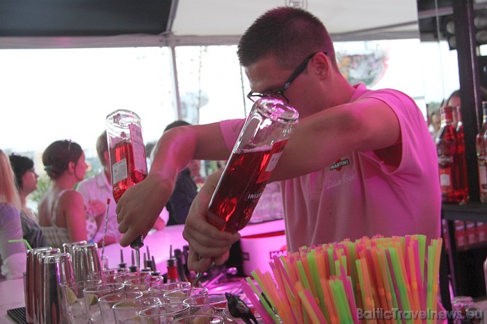 Viens no populārākajiem martini ir tradicionālais džina kokteilis, kuru tautā sauc par Aston Martini – tas sastāv no džina, ļoti sausa vermuta, ledus Viens no populārākajiem martini ir tradicionālais džina kokteilis, kuru tautā sauc par Aston Martini – tas sastāv no džina, ļoti sausa vermuta, ledus 48346