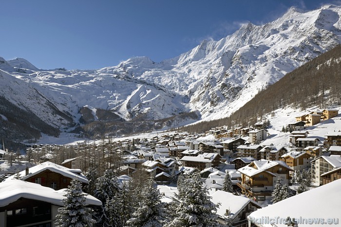 Aptuveni 220 kvadrātkilometru plašajā ielejā atrodas vairākas apdzīvotas vietas, kas ziemās gaida viesus un ceļotājus
Foto: Photopress/Saas-Fee Aptuveni 220 kvadrātkilometru plašajā ielejā atrodas vairākas apdzīvotas vietas, kas ziemās gaida viesus un ceļotājus
Foto: Photopress/Saas-Fee 50894